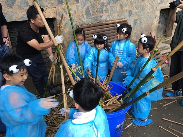 圖2 小朋友們將它的生活區(qū)域打掃干凈。