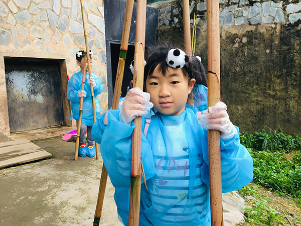 圖3 小朋友們每人拿上兩根竹子。