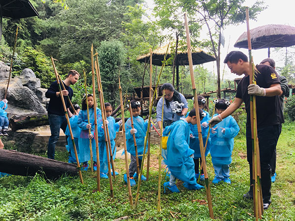 圖4 將竹子插進土里面。