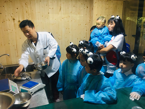 圖5 認真聽飼養(yǎng)員進行講解。