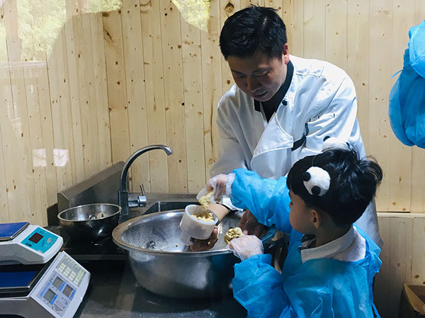 圖6 小朋友們一一體驗了如何制作窩窩頭。