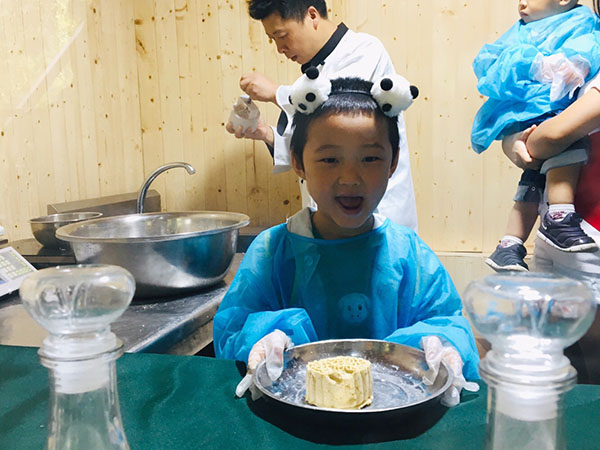 圖7 制作熊貓的生日蛋糕，小朋友非常高興。