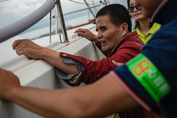 盲友觸摸帆船 盲友觸摸帆船