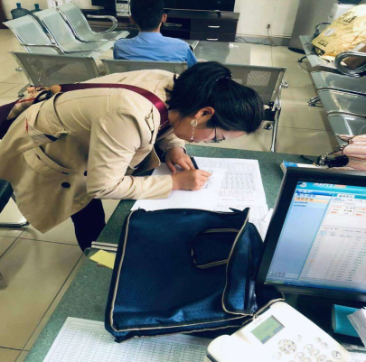 乘客取回資料袋（昆明公交好人好事不間斷）