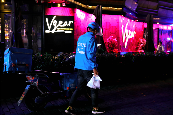 夜經(jīng)濟(jì)帶動口碑餓了么夜間訂單增多，最勤奮的騎手總騎行路程相當(dāng)于上海直抵中國的最北端漠河