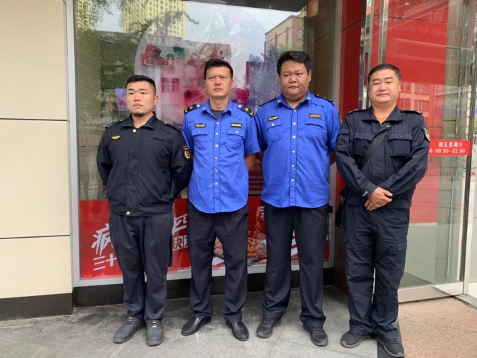 參與擒拿劫匪的城管隊員（從左到右分別是李楊、徐洪武、靳偉以及中隊分隊長張磊）。記者勞學(xué)麗 攝