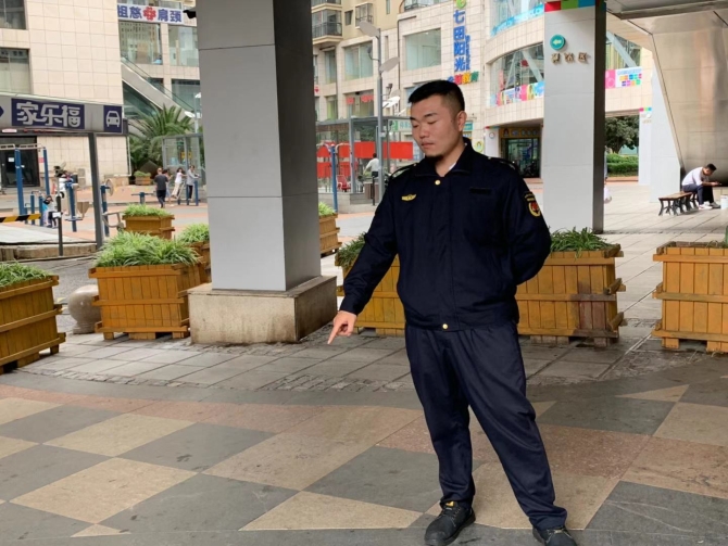 李楊介紹當(dāng)時劫匪大概就是在這個位置被擒住。記者勞學(xué)麗 攝