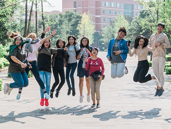 曼谷商學(xué)院學(xué)生在云南財(cái)經(jīng)大學(xué)