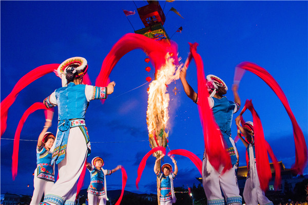 每年夏歷六月二十五日，白族人民就會舉行預(yù)祝五谷豐登、人畜興旺的火把節(jié)活動。