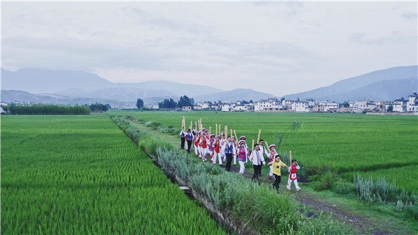 孩子們舉著小火把在田野上祈福豐收。