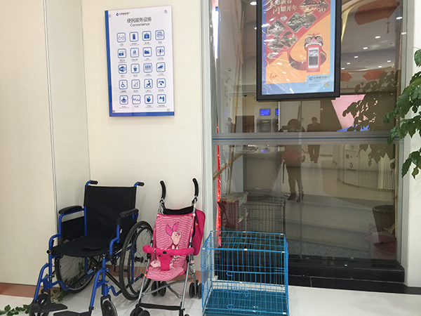 放置在建行昆明城北支行營業(yè)室角落的便民服務(wù)設(shè)施。記者 張薇 攝