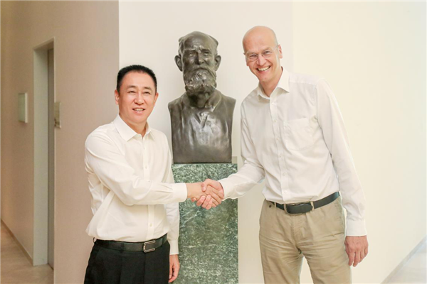 許家印與博世集團董事Harald KROEGER在博世集團創(chuàng)始人羅伯特.博世雕塑前合影 許家印與博世集團董事Harald KROEGER在博世集團創(chuàng)始人羅伯特.博世雕塑前合影