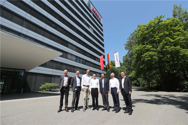 許家印與Harald KROEGER等博世集團高管在博世集團總部前合影 許家印與Harald KROEGER等博世集團高管在博世集團總部前合影