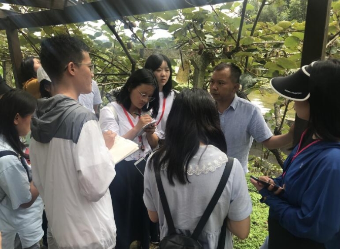 貴陽市修文縣獼猴桃農(nóng)接受記者采訪