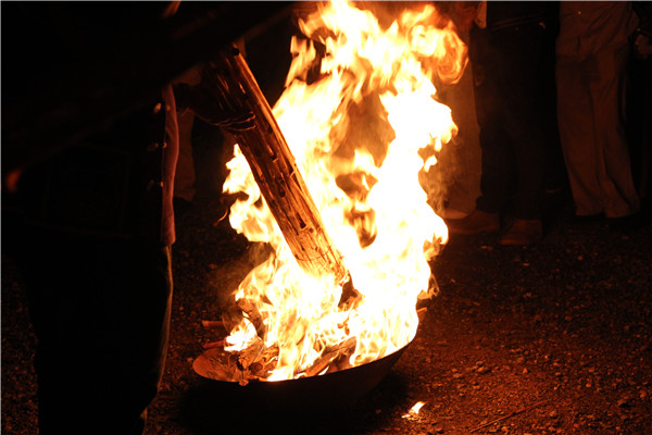 取火。記者薛江濤攝