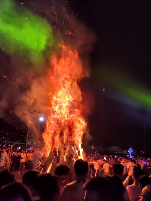 點燃大火把。記者薛江濤攝