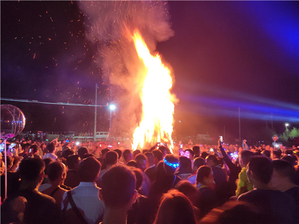 群眾載歌載舞。記者薛江濤攝