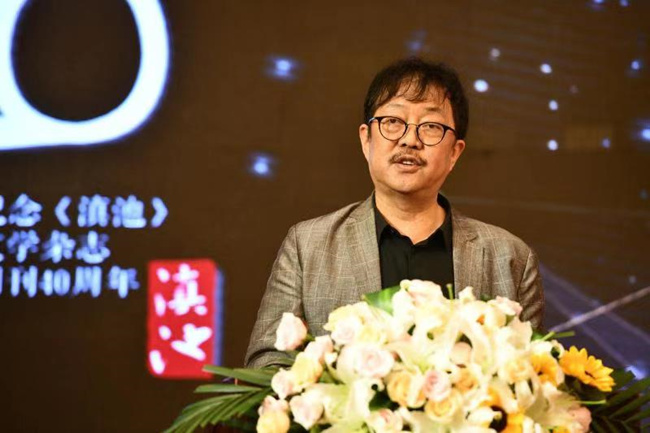 “滇池文學獎”評委會主席張慶國介紹評獎情況 供圖_副本