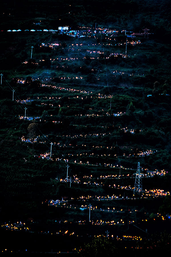 68道拐千名群眾點燃火把。