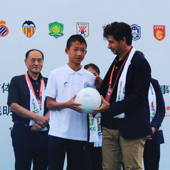 4.阿爾貝蒂尼向小球員代表贈送簽名足球 4.阿爾貝蒂尼向小球員代表贈送簽名足球