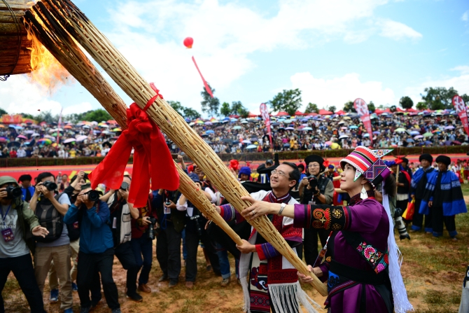 石林縣委書(shū)記梁崑，縣委副書(shū)記、縣長(zhǎng)普建勇共同點(diǎn)燃吉祥、幸福的火把