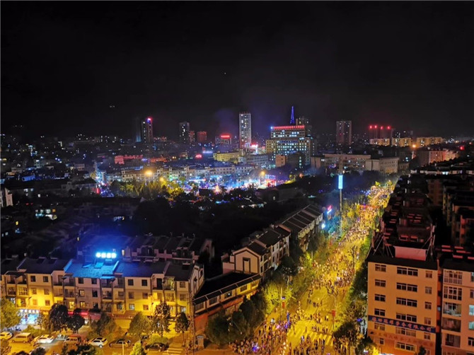 1、祿勸縣2019年火把節(jié)縣城美景。