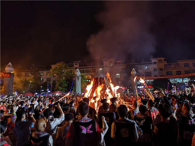 3、祿勸縣2019年火把節(jié)，熱情即將點燃。敖頔攝