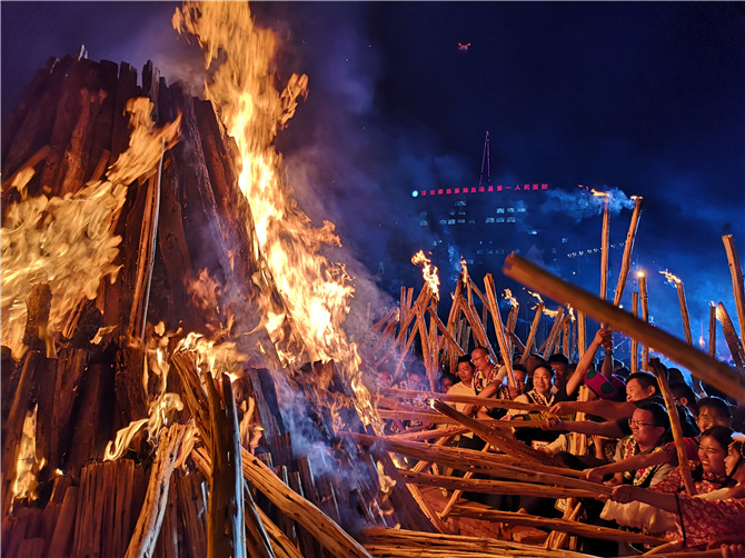 4、祿勸縣2019年火把節(jié)，點燃激情的火把。敖頔攝