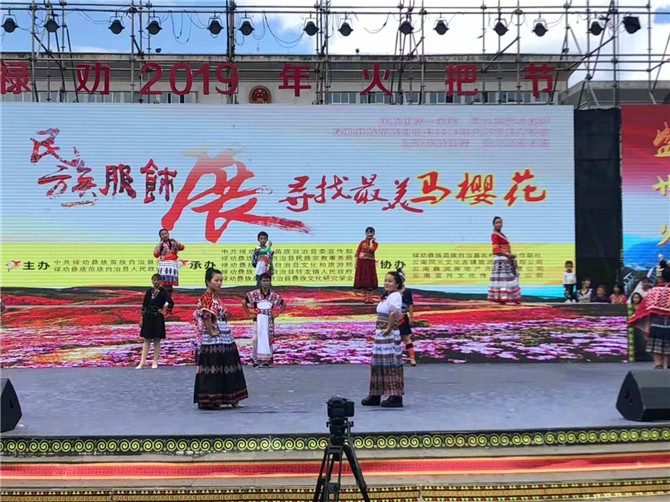 7、祿勸縣2019年火把節(jié)民族服飾展現(xiàn)場。