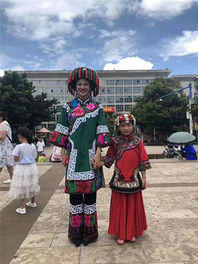 5、祿勸縣2019年火把節(jié)，大人孩子穿上節(jié)日盛裝。