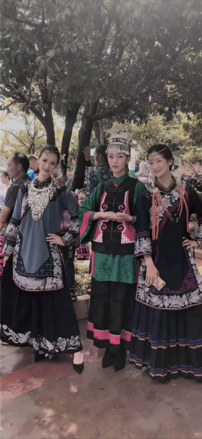 6、祿勸縣2019年火把節(jié)穿上民族服飾的美女。