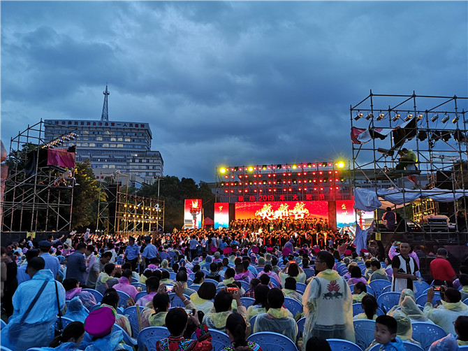 10、祿勸縣2019年火把節(jié)，細(xì)雨抵擋不住人們的熱情。敖頔攝