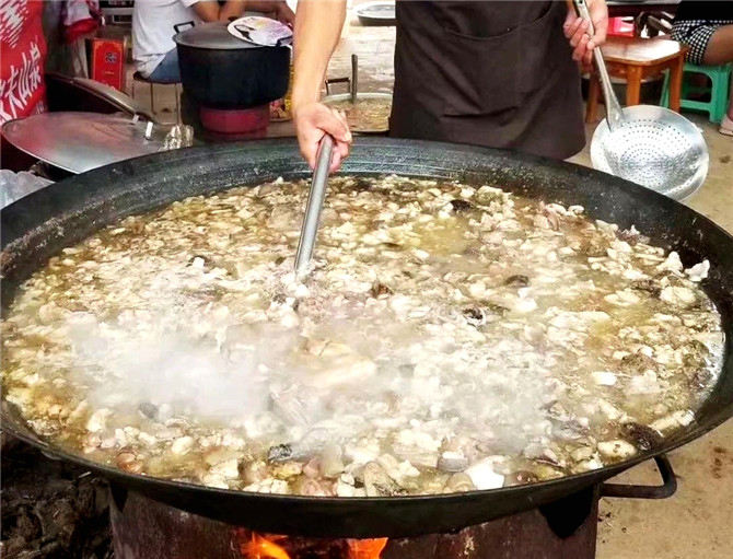 14、祿勸縣2019年火把節(jié)現(xiàn)場，美味羊湯鍋。