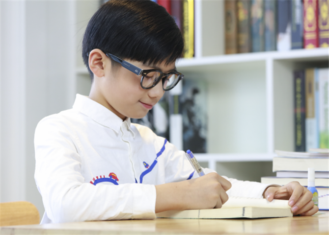 “云夾”能動(dòng)態(tài)監(jiān)測用眼情況 “云夾”能動(dòng)態(tài)監(jiān)測用眼情況