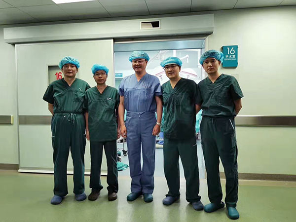 術(shù)后專家合影。供圖