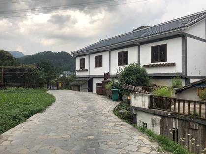 經(jīng)濟(jì)文化齊發(fā)展 走穩(wěn)貴州脫貧攻堅(jiān)每一步 花茂村一角.jpg