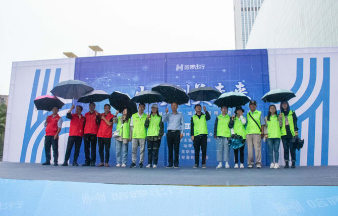 志愿者服務(wù)隊現(xiàn)場發(fā)出文明騎行倡議