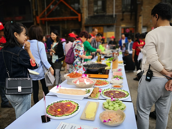 美食品嘗活動(dòng)受到群眾熱烈歡迎。
