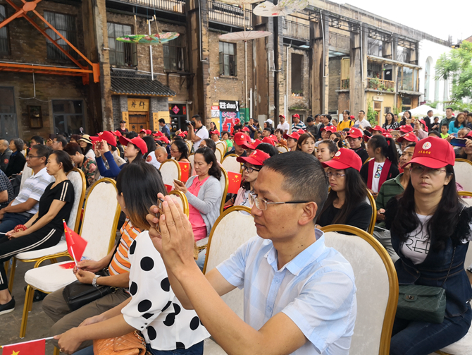 社區(qū)群眾紛紛舉起手機(jī)拍攝開(kāi)幕式節(jié)目。