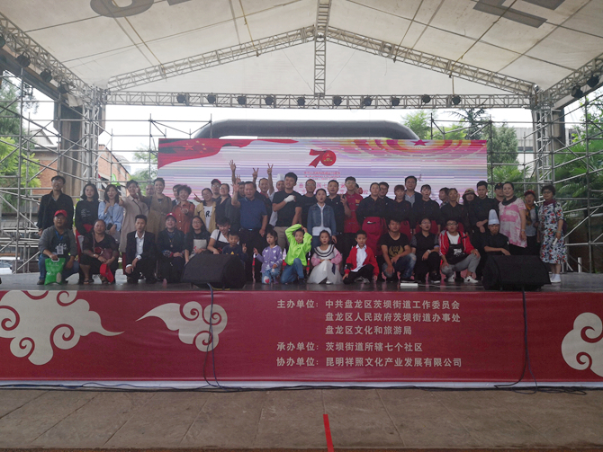 社區(qū)部分群眾合影