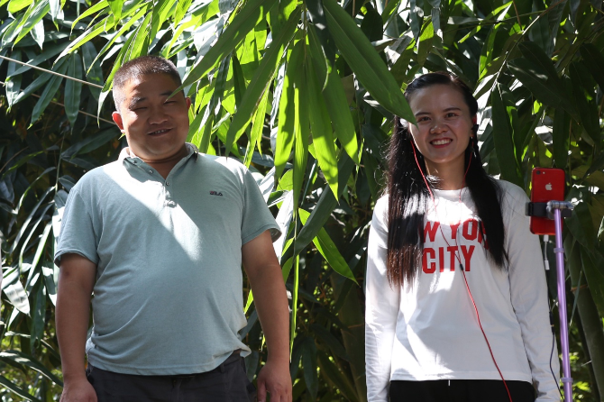 尋烏脫貧帶頭人潘秋霞（右），一年在淘寶直播賣出10萬多斤百香果