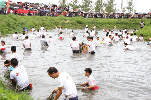各顯神通。記者薛江濤攝