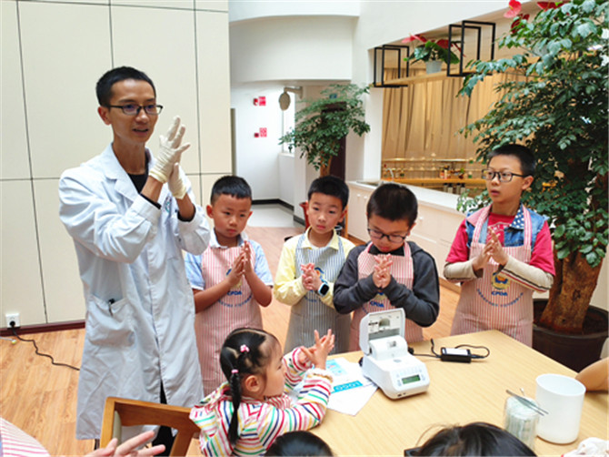 學(xué)習(xí)正確洗手方法   記者納婭攝