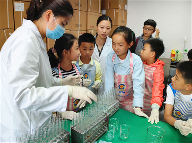 亞硝酸鹽顯色實(shí)驗(yàn)   記者納婭攝