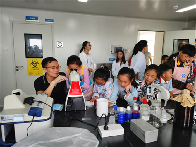 顯微鏡下觀察洋蔥表皮細(xì)胞   記者納婭攝