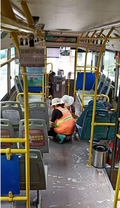工作人員進行車輛清潔(昆明公交緊抓車輛衛(wèi)生治理  提升公交服務(wù)品質(zhì))
