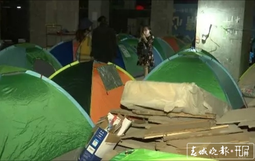 金馬源地產(chǎn)再起波瀾:業(yè)主“搭帳篷”入住爛尾樓遭勸離 (1).jpg