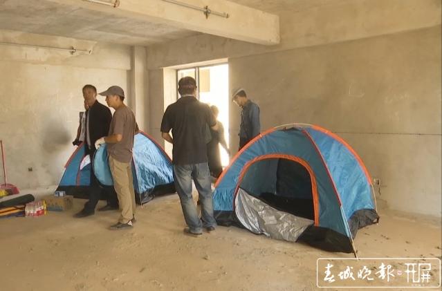 金馬源地產(chǎn)再起波瀾:業(yè)主“搭帳篷”入住爛尾樓遭勸離 (2).jpg