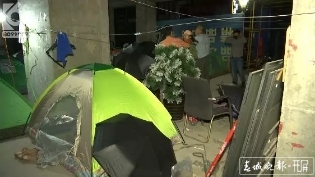 金馬源地產(chǎn)再起波瀾:業(yè)主“搭帳篷”入住爛尾樓遭勸離 (3).jpg