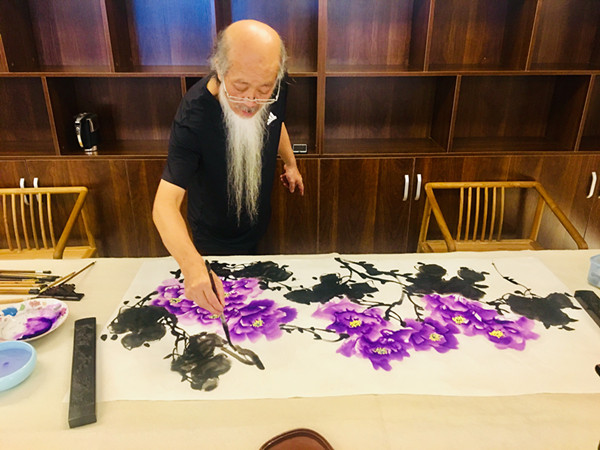 圖片2 在社區(qū)居家養(yǎng)老服務(wù)中心畫畫的老人。